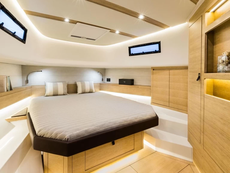 Cantiere Del Pardo 43 charter bareboat eller skeppad i Saint Raphael