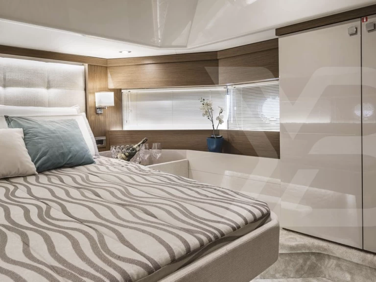 Cranchi Eco Trawler Long Distance 43 charter bareboat eller skeppad i Marina de Portimão