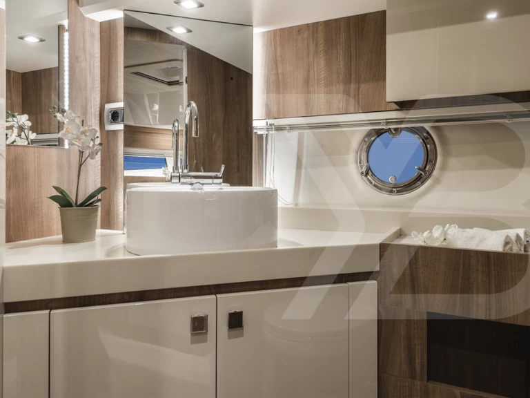 Hyr en Cranchi Eco Trawler Long Distance 43 Marina de Portimão 