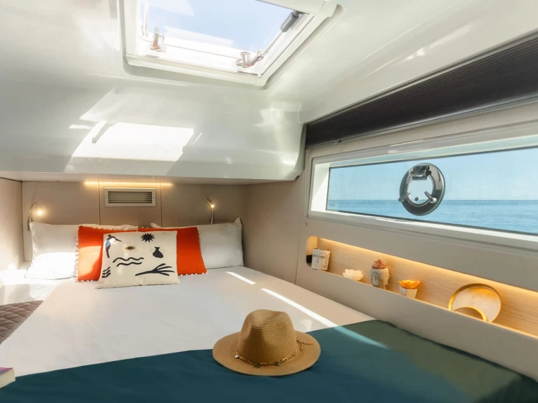 YOT 41 charter bareboat eller skeppad i Saint Raphael