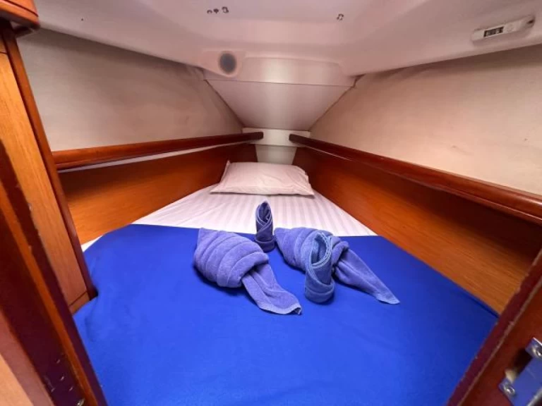 Hyr en Jeanneau OCEANIS 323 (2 CAB) Mai Khao 