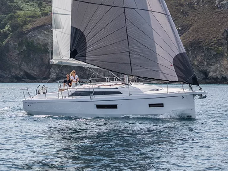 Bénéteau Oceanis 37.1 charter bareboat eller skeppad i Furnari