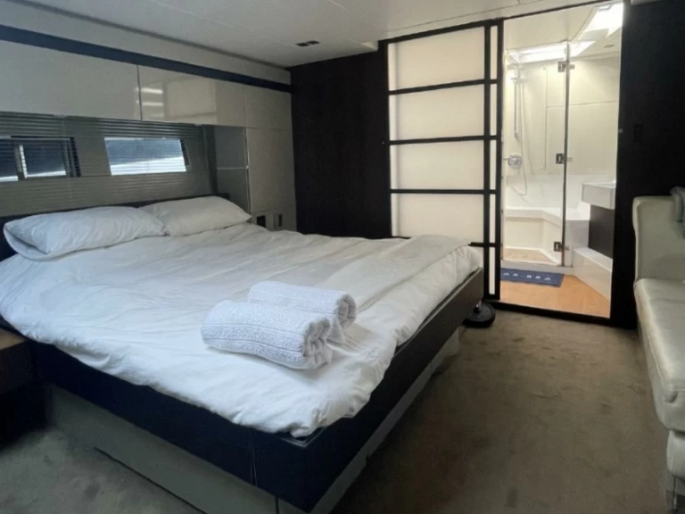 Fairline Targa 58 GTB charter bareboat eller skeppad i Cannes