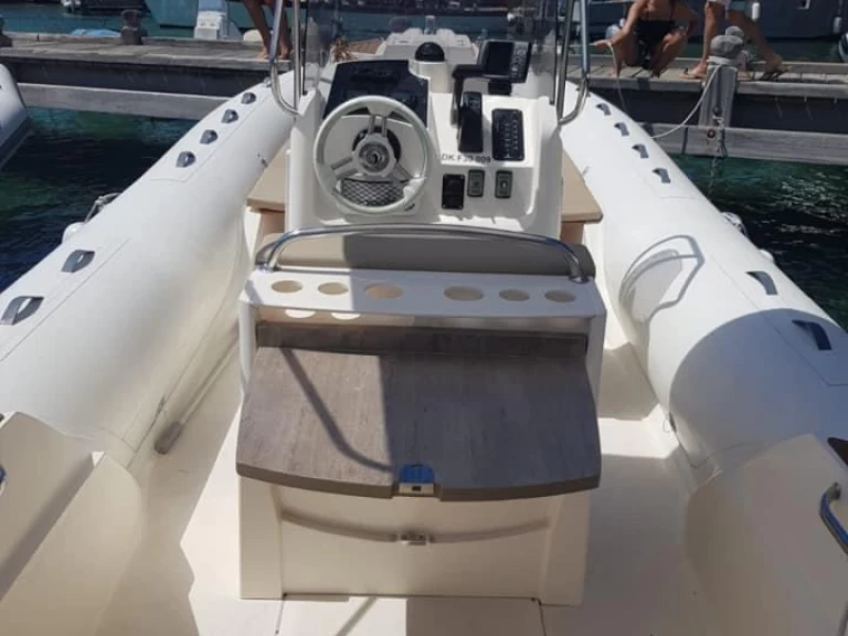 Hyr en Capelli Tempest 700 Sun Hyeres 