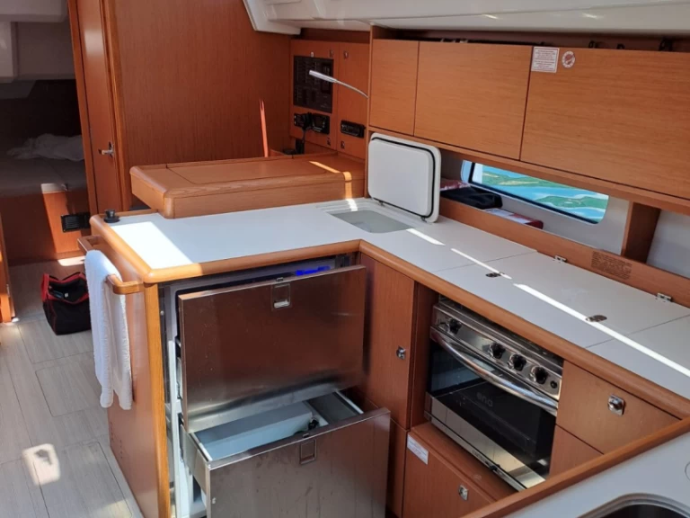 Bavaria Bavaria C46 charter bareboat eller skeppad i Sývota