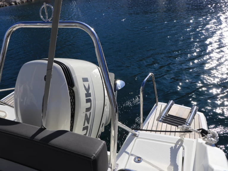 Jeanneau Cap Camarat 7.5 WA Serie 2 charter bareboat eller skeppad i Monaco-Ville