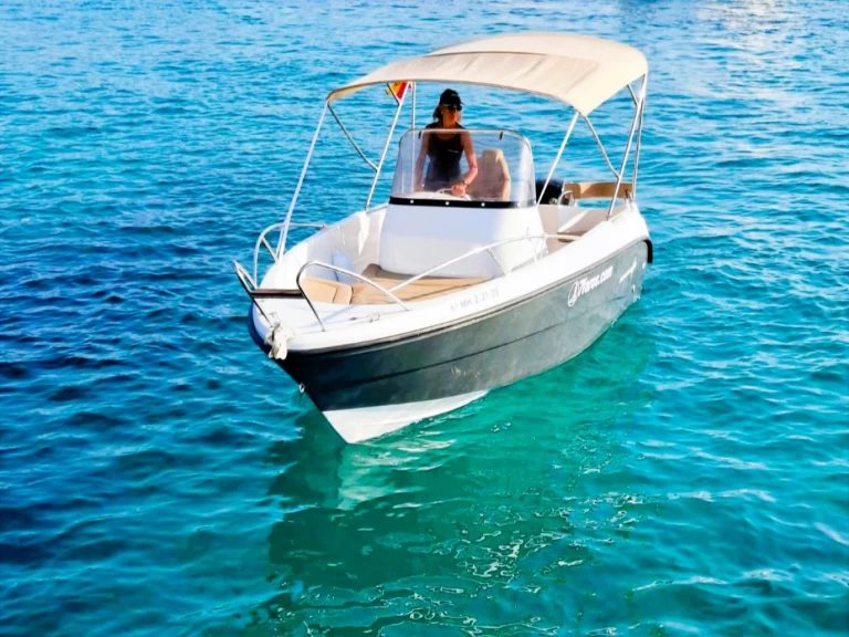 Uthyrning Motorbåt  Polyester Yacht med en båtlicens 