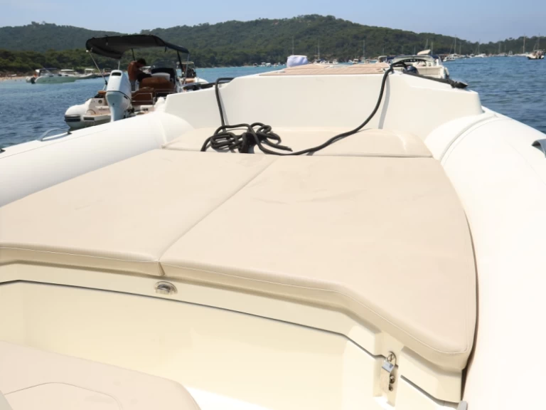 Yacht charter Hyeres billig Tempest 900 Open