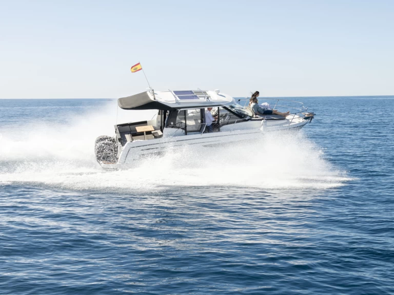 Jeanneau Merry Fisher 895 Cruiser charter bareboat eller skeppad i Alicante