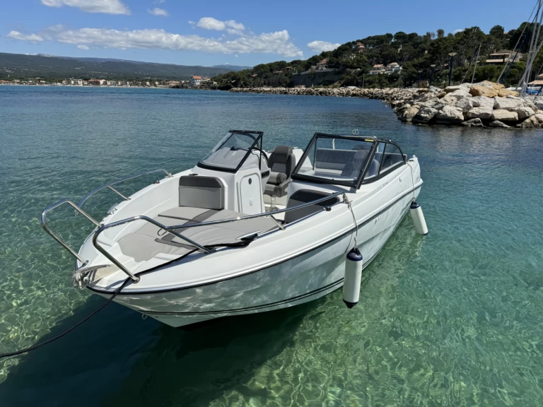 Jeanneau Cap Camarat 6.5 BR charter bareboat eller skeppad i La Madrague
