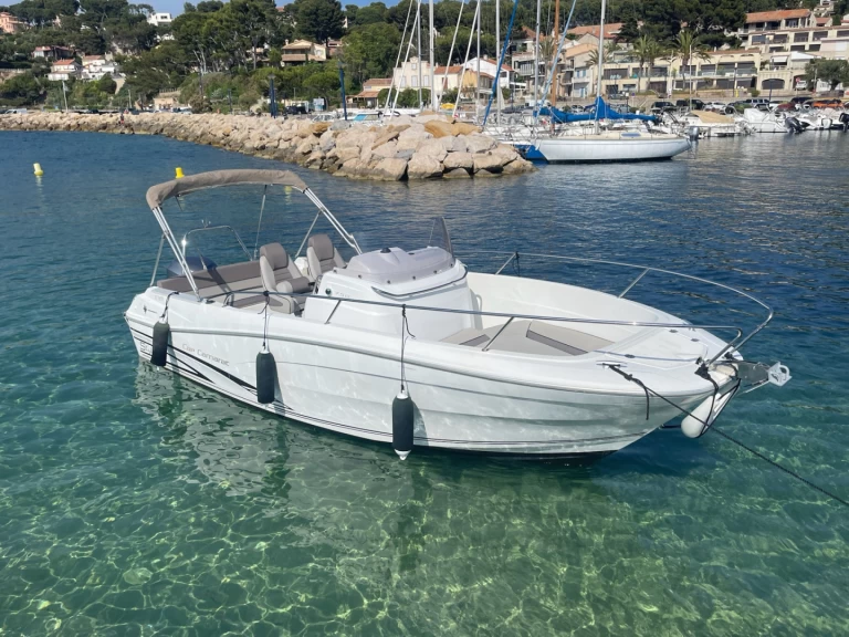 Jeanneau Cap Camarat 7.5 CC charter bareboat eller skeppad i La Madrague