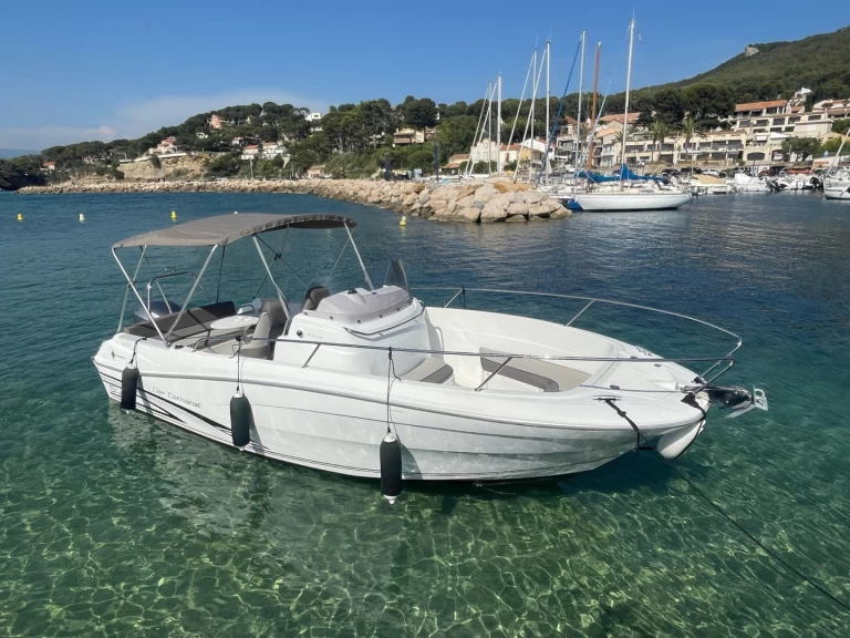Jeanneau Cap Camarat 7.5 CC charter bareboat eller skeppad i La Madrague