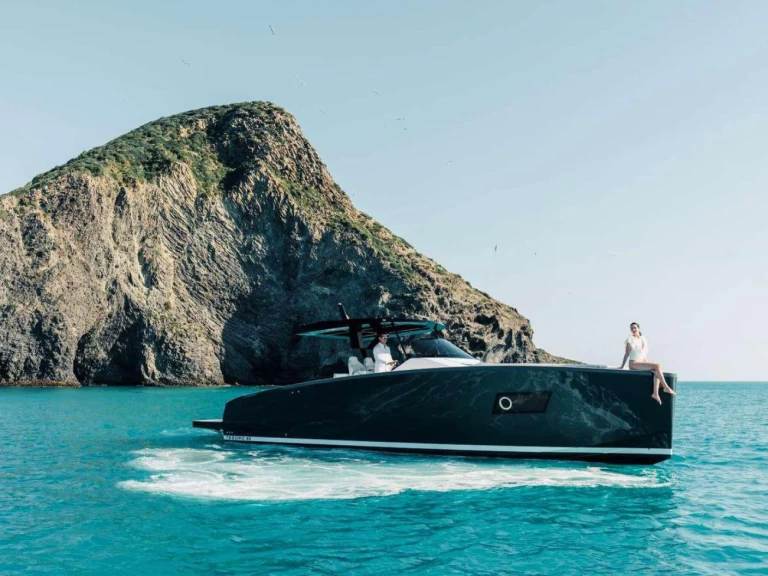 Tesoro 40 charter bareboat eller skeppad i Cannes