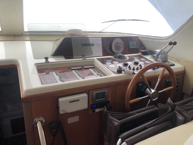 Carnevali 120 charter bareboat eller skeppad i Castellammare di Stabia