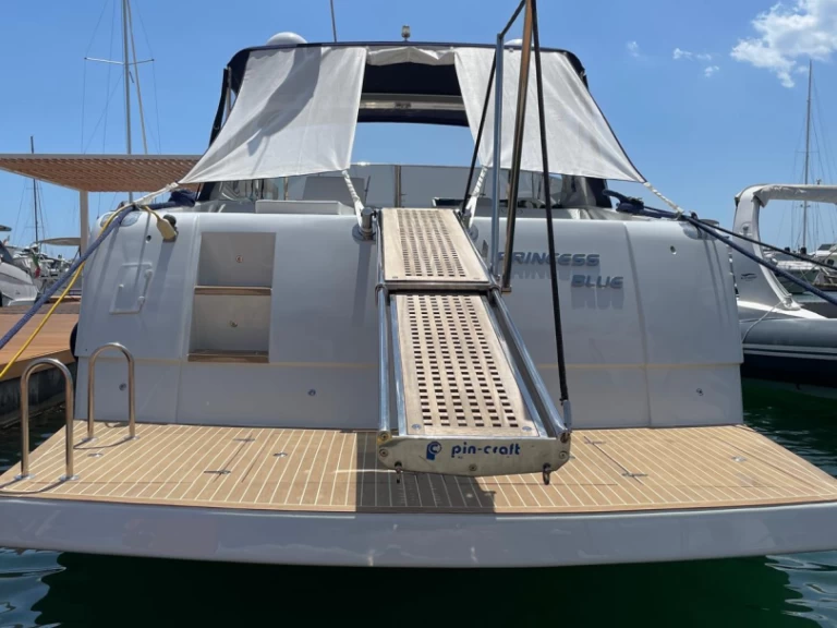 Rizzardi INfive charter bareboat eller skeppad i Salerno