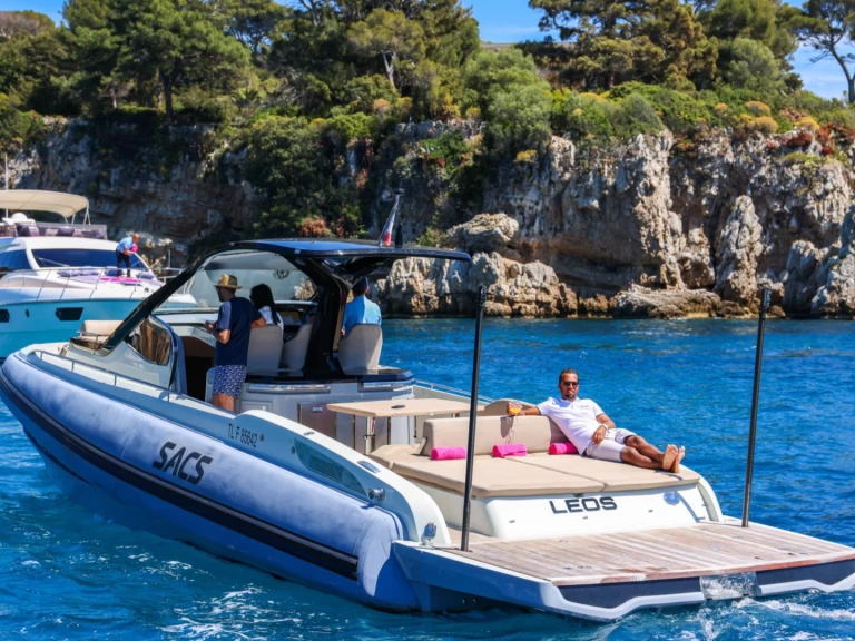 Sacs Rebel 40 charter bareboat eller skeppad i Juan-les-Pins