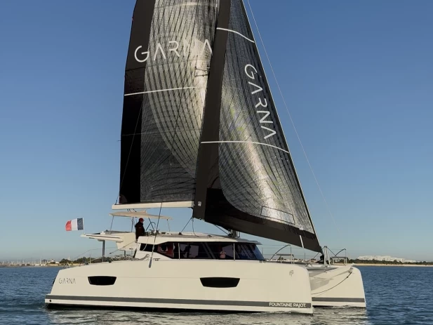 Fountaine Pajot Isla 40 charter bareboat eller skeppad i Villeneuve-Loubet