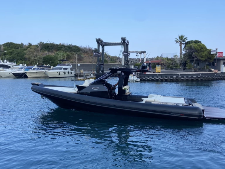 Magazzu MX 11 charter bareboat eller skeppad i Catania