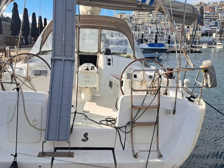 Bénéteau Cyclades 50.5 charter bareboat eller skeppad i Lavrio