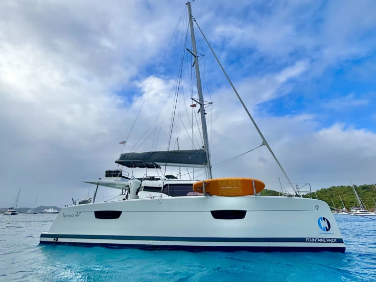 Fountaine Pajot Tanna 47 charter bareboat eller skeppad i Parham Town