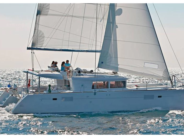 Lagoon Lagoon 450 charter bareboat eller skeppad i Parham Town