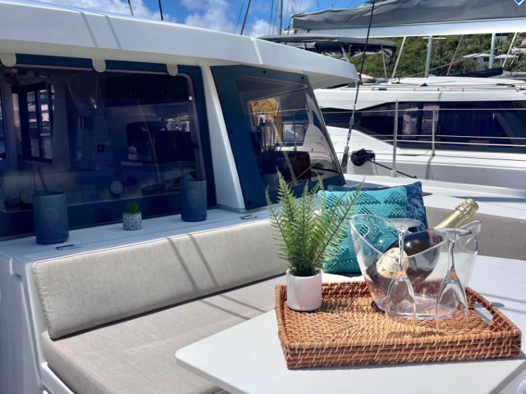 Bali Bali 4.2 charter bareboat eller skeppad i Parham Town