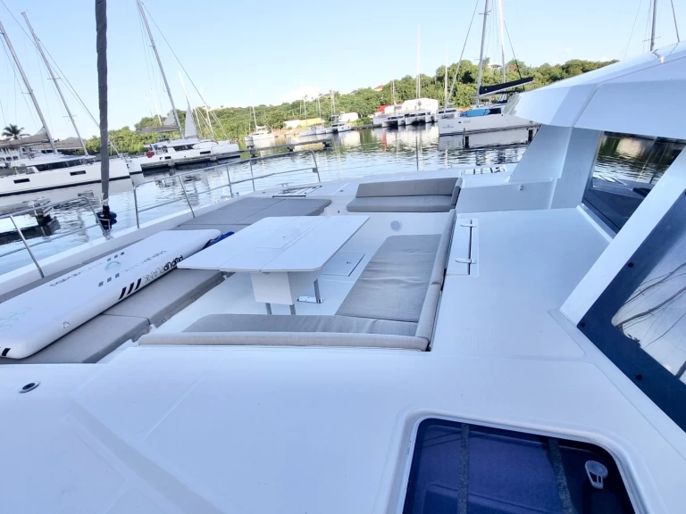 Bali Bali 5.4 charter bareboat eller skeppad i Parham Town