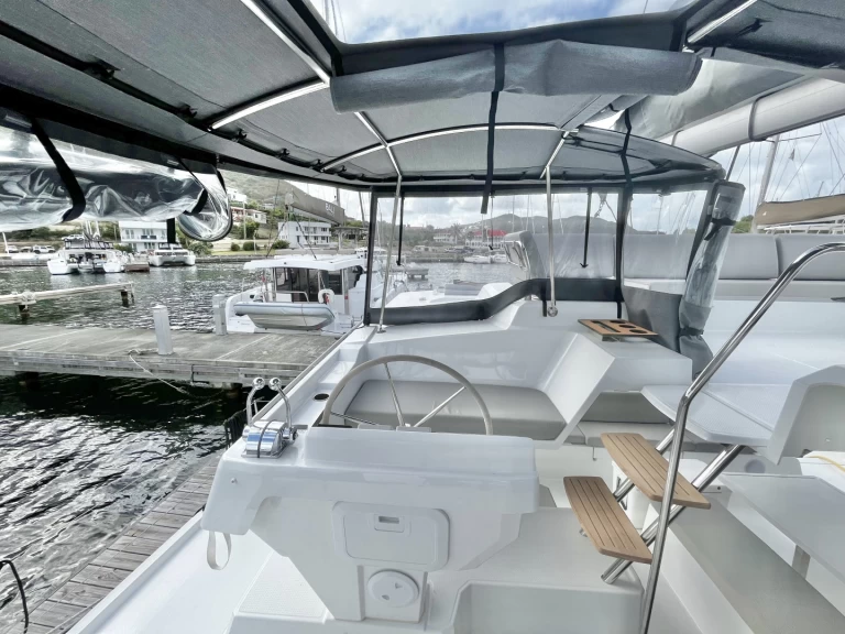 Fountaine Pajot Elba 45 charter bareboat eller skeppad i Parham Town