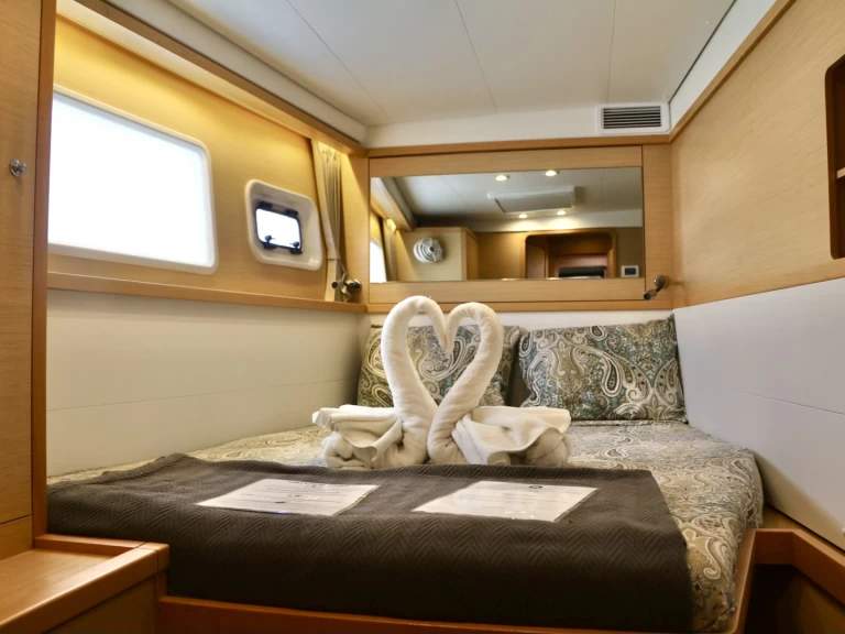 Lagoon Lagoon 450 charter bareboat eller skeppad i Parham Town