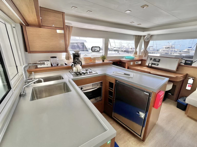 Lagoon Lagoon 450 F charter bareboat eller skeppad i Parham Town