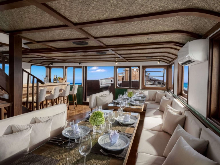 Lyx yacht för uthyrning Sorong till det bästa priset 