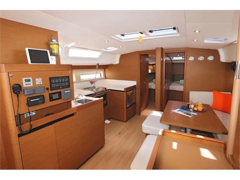 Jeanneau Sun Odyssey 490 charter bareboat eller skeppad i Alimos
