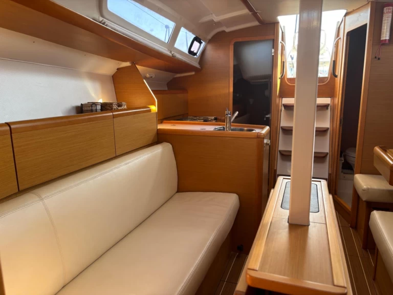 Jeanneau Sun Odyssey 33i charter bareboat eller skeppad i Gouvia