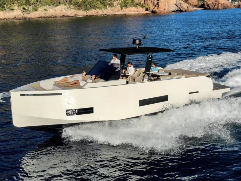 De Antonio D42 charter bareboat eller skeppad i Cannes
