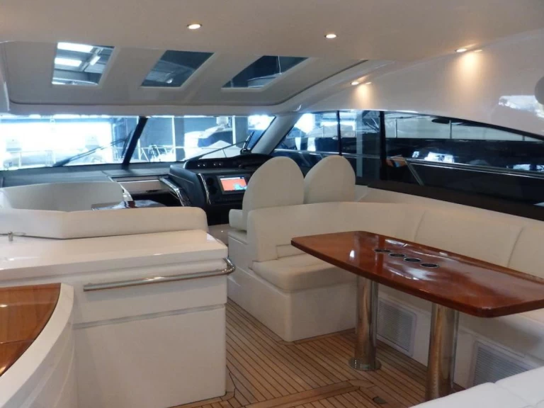 Yacht charter Juan-les-Pins billig Princess V56