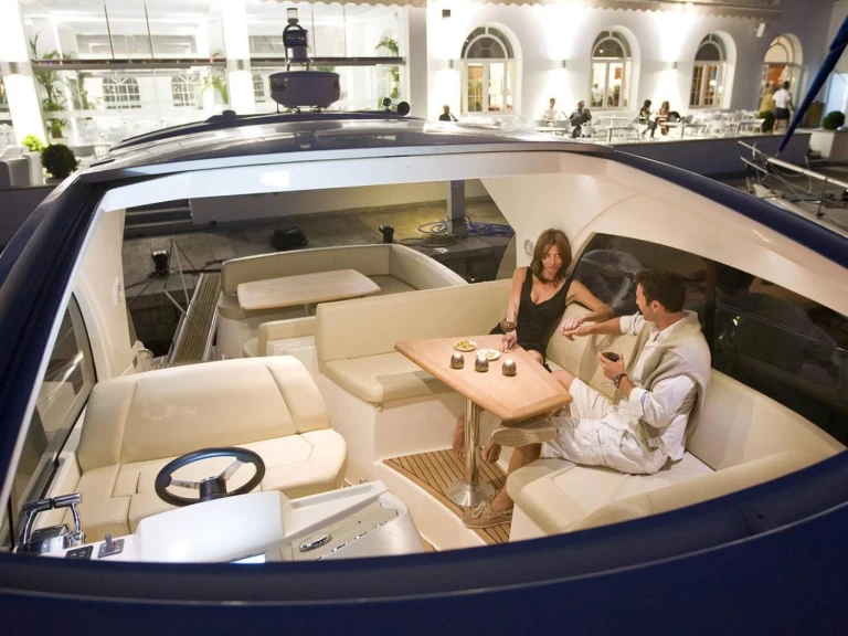 Uthyrning Motorbåt  Prestige med en båtlicens 