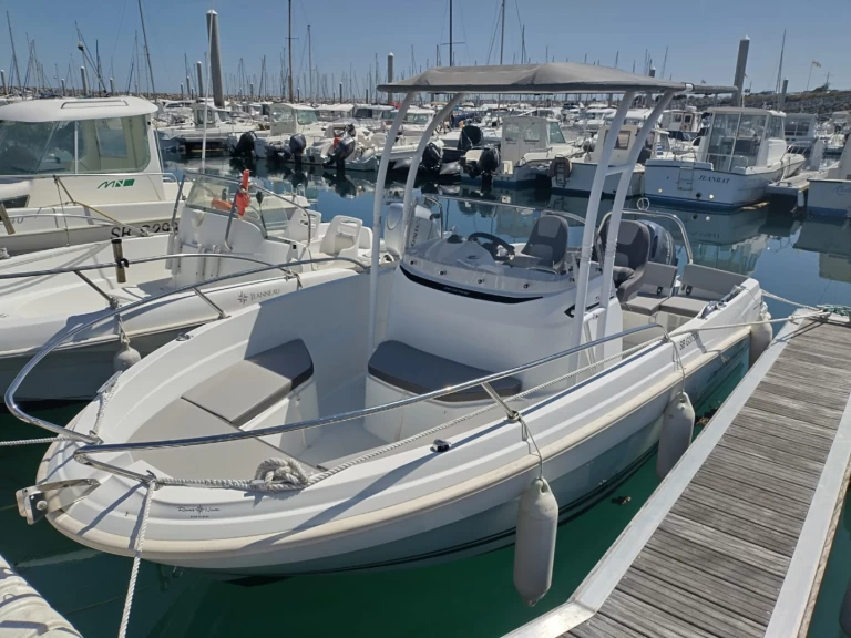 Jeanneau Cap Camarat 5.5 CC Serie 2 charter bareboat eller skeppad i Saint-Quay-Portrieux
