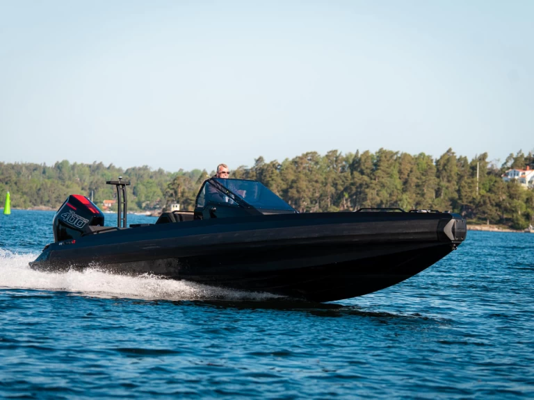 IRON 827 charter bareboat eller skeppad i Stockholm