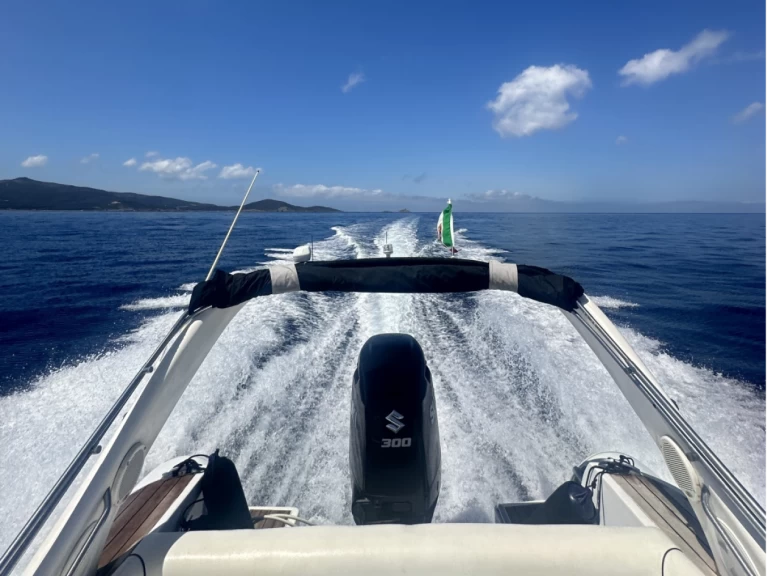 Legar 800 charter bareboat eller skeppad i Viareggio