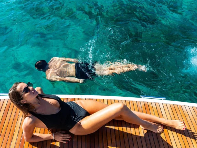 Jeanneau NC 37 charter bareboat eller skeppad i Juan-les-Pins