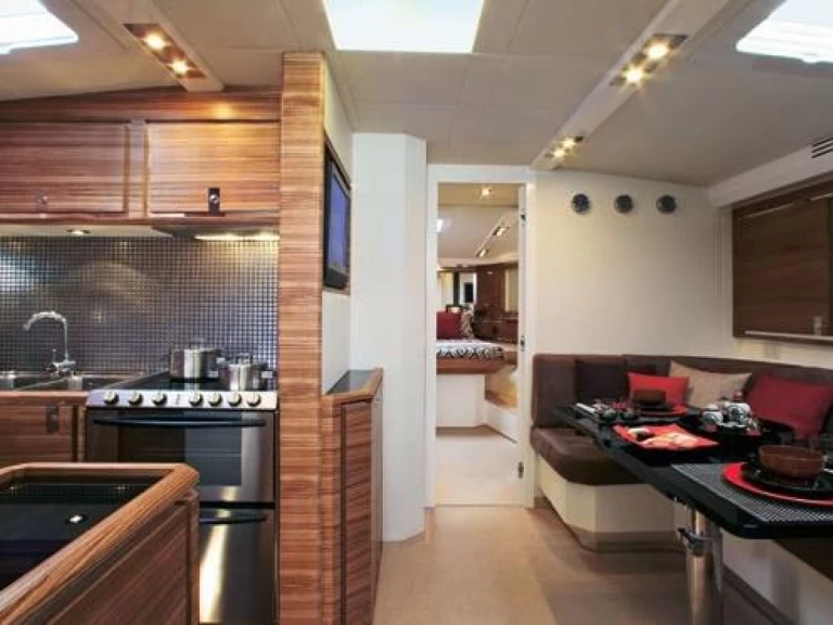 Lyx yacht för uthyrning Juan-les-Pins till det bästa priset 