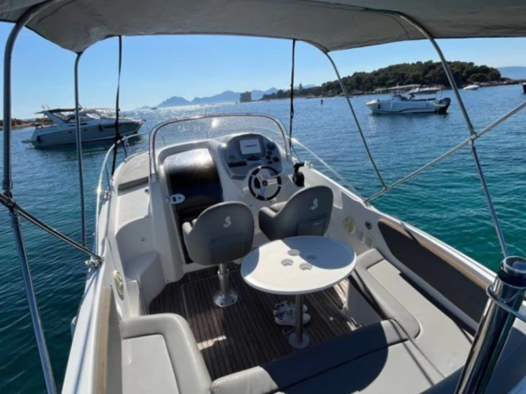 Uthyrning Motorbåt  Bénéteau med en båtlicens 