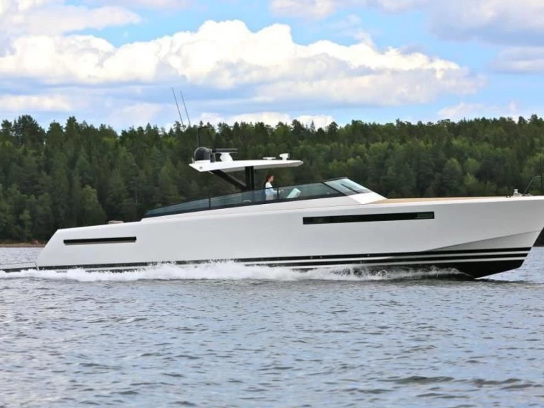 Delta Powerboats 60 charter bareboat eller skeppad i Juan-les-Pins