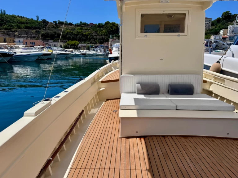 F.lli Mileo Gozzo charter bareboat eller skeppad i Baia