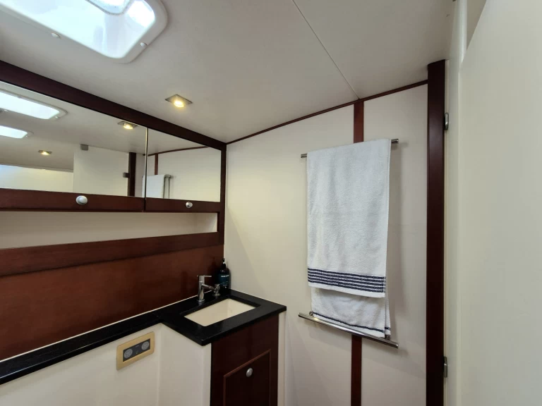 Uthyrning Segelbåt  Hanse med en båtlicens 