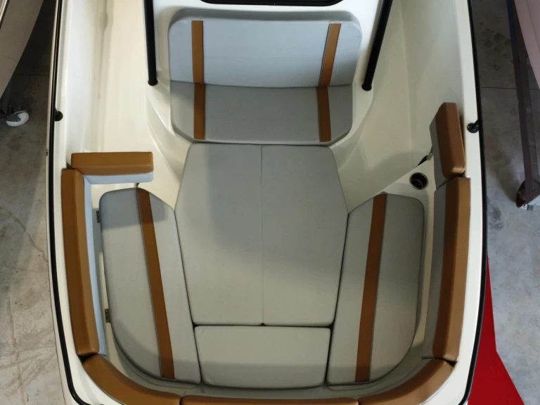 Bénéteau Flyer 8 SPACEdeck charter bareboat eller skeppad i Ajaccio