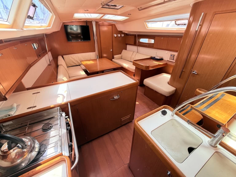 Bénéteau Oceanis 46 charter bareboat eller skeppad i Sukošan
