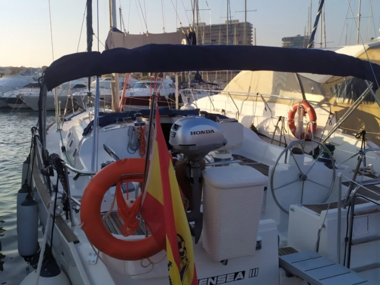 Bénéteau Oceanis 473 Clipper charter bareboat eller skeppad i Marina Davila Sport