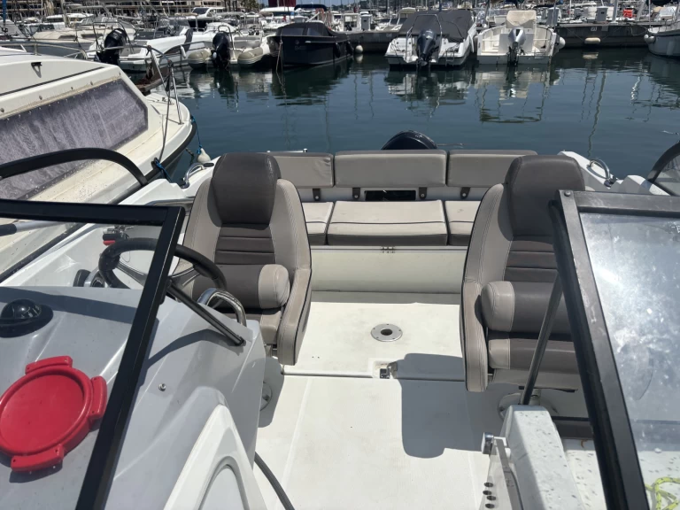 Jeanneau Cap Camarat 5.5 BR charter bareboat eller skeppad i Cogolin