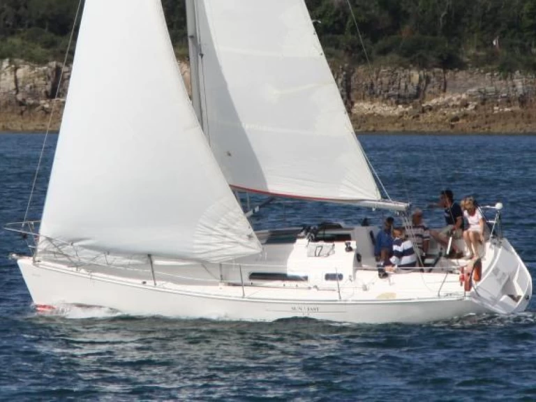 Uthyrning Segelbåt  Jeanneau med en båtlicens 